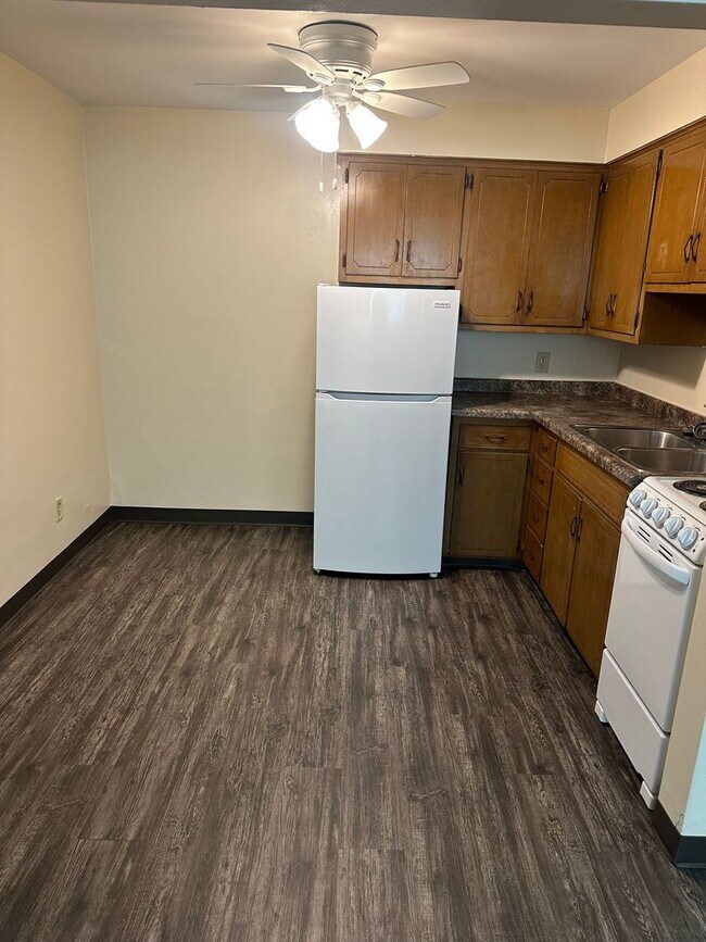 Foto del edificio - Forestview 2 Bedroom Lower Apartment