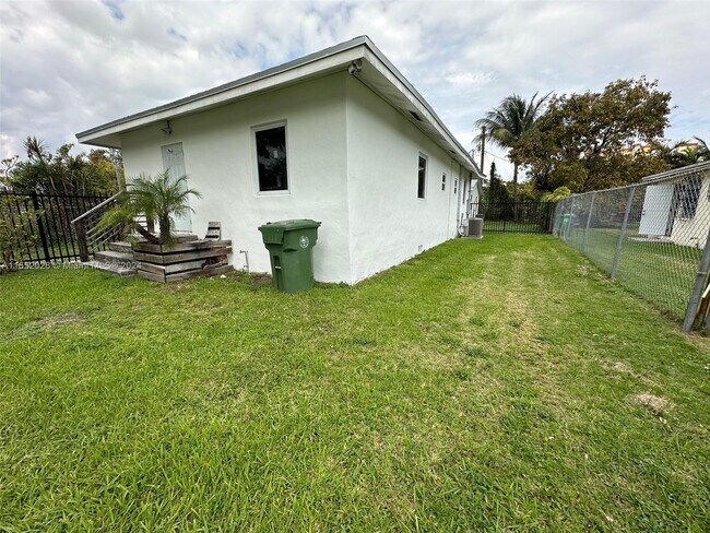 Building Photo - 113 NE 75th St