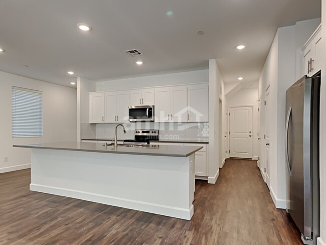 Building Photo - 13827 E 101st Ave