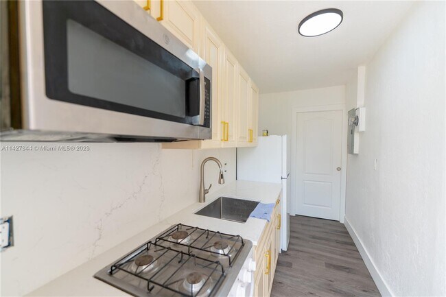 Building Photo - 740 W 33rd St