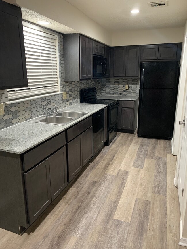 Building Photo - 504 Woods Dr