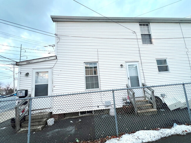 Building Photo - 466 Revere St