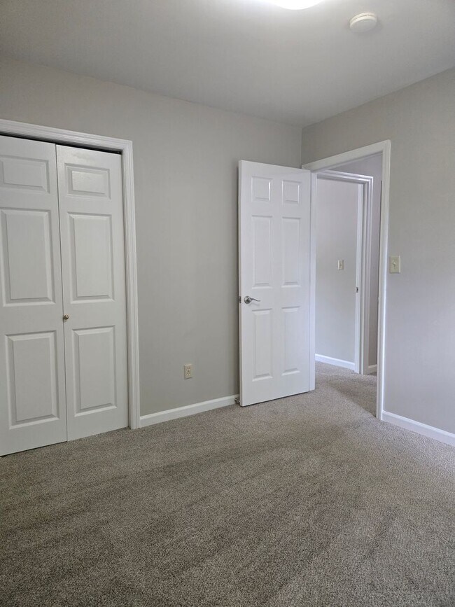 Foto del edificio - Spacious Townhome with Fully Fenced Privat...