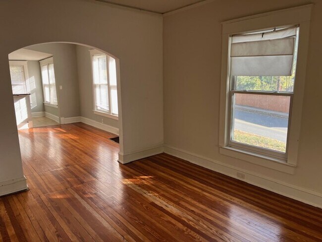 Foto del edificio - West Plaza Home close shops and entertainment