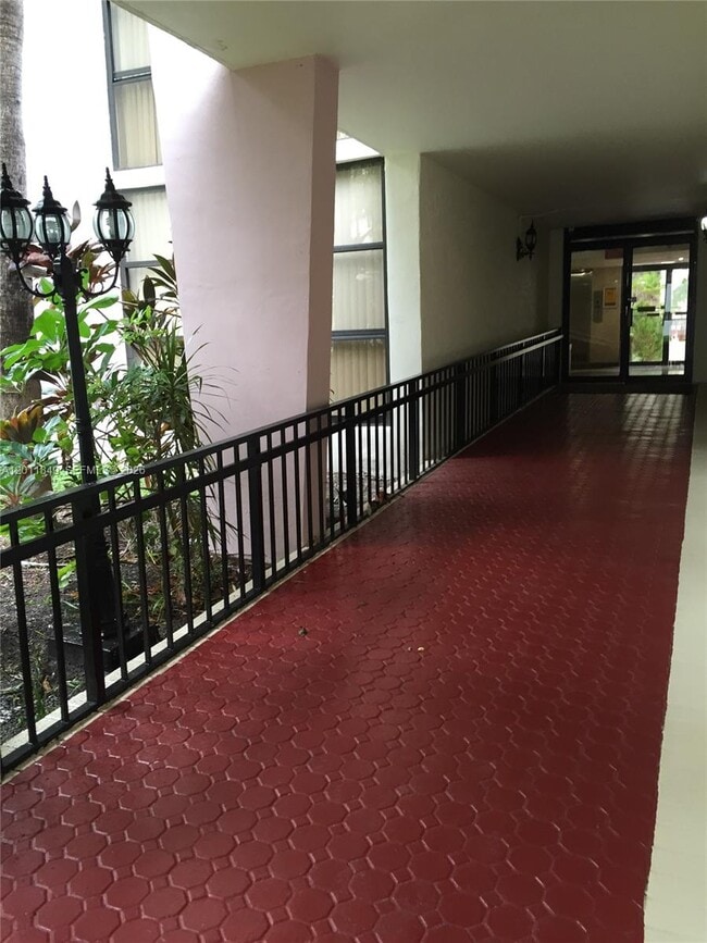 Foto del edificio - 17011 N Bay Rd