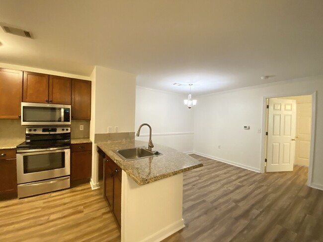 Foto del edificio - First Floor, Two Bedroom, Two Bathroom upd...