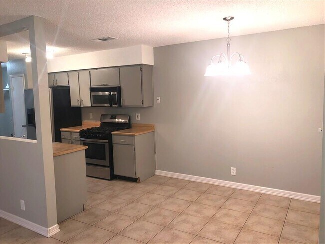 Building Photo - 1750 Horseshoe Cir
