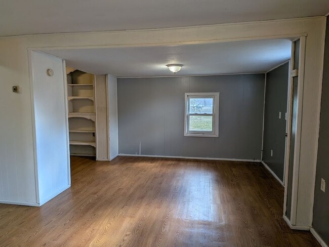 Building Photo - Front,E.324-326