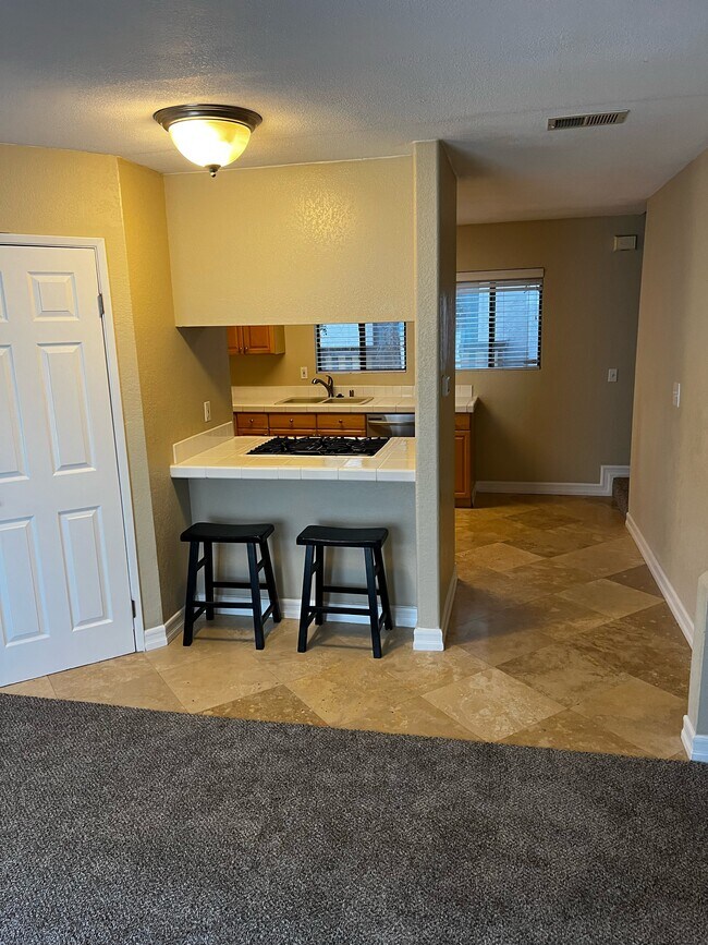 Building Photo - Upgraded Townhouse w/ Attached Garage