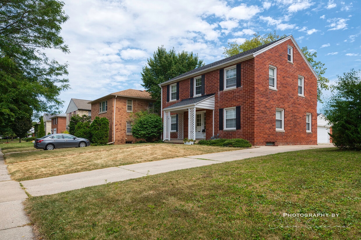 5034 N Bay Ridge Ave, Whitefish Bay, WI 53217 Townhome Rentals in