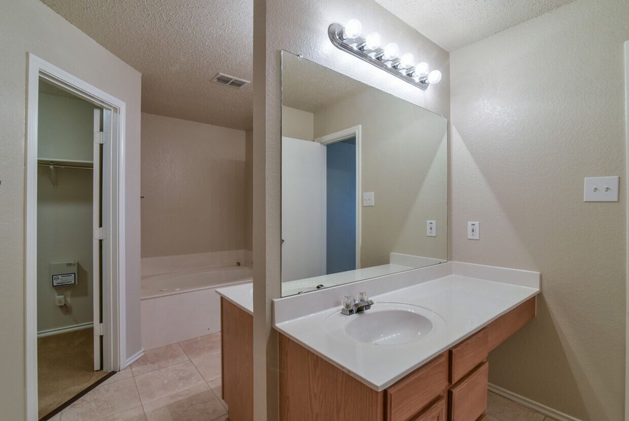 Foto principal - Large S. Arlington Home