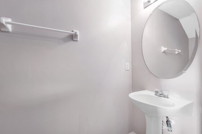 Building Photo - 2 Bedroom 2.5 Bath Townhome in gated commu...