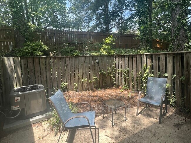Foto del edificio - 7125 Sandy Creek Dr