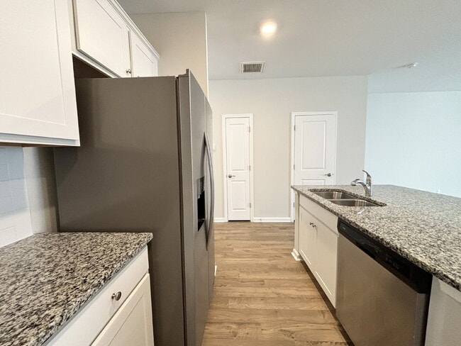 Foto del edificio - Beautifully Maintained Three Bedroom Townh...