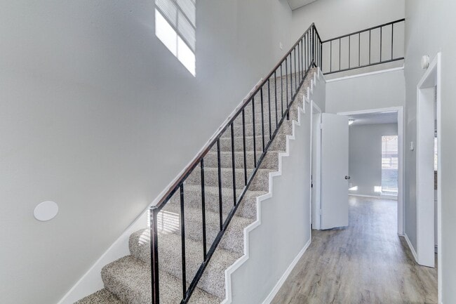 Building Photo - 3 bed 1.5 bath duplex in Midwest City
