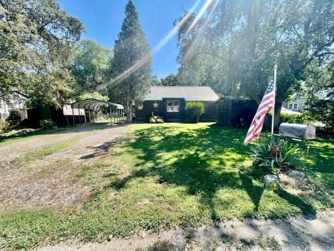 Building Photo - 223 Hemlock Dr