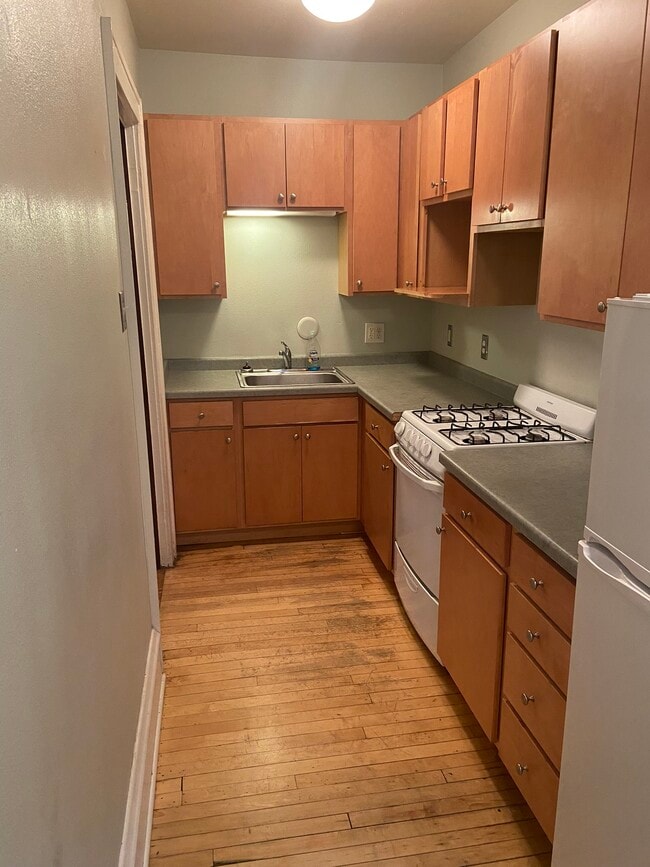 Kitchen - 2021 E Park Pl