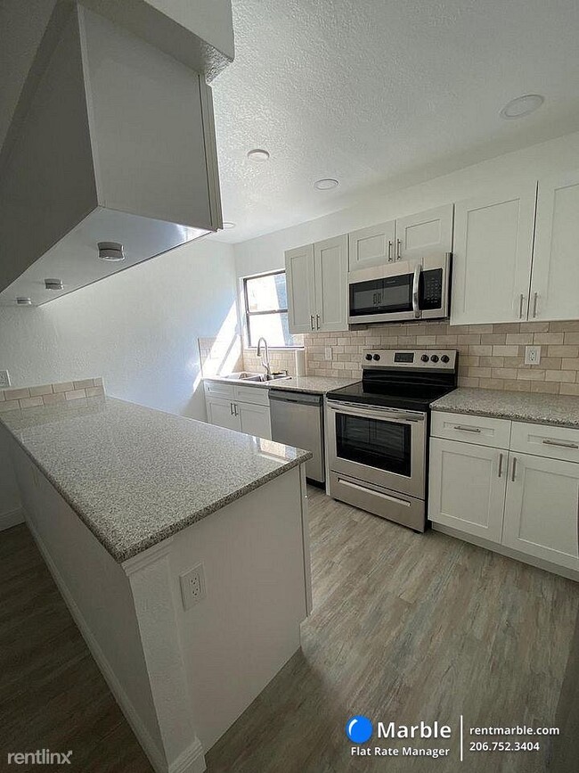 Building Photo - 2 br, 1 bath Condo - 2811 SW Archer Rd Apt...