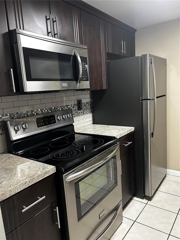 Foto principal - 7035 NW 186th St