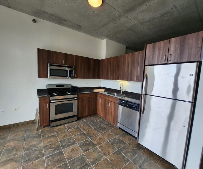 Building Photo - Loft Style 1 Bed, 1 Bath with Balcony and ...