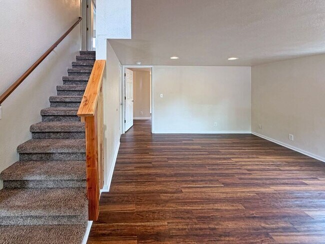 Foto del edificio - 544 W 20th Ave