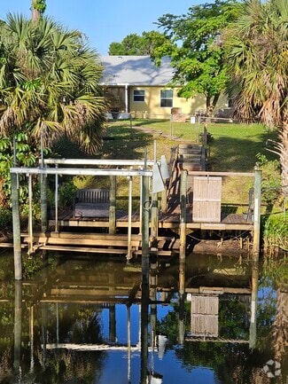 Private dock and lift with access to ocean - 453 NE Midvale St