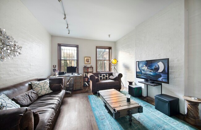 Building Photo - CHELSEA BACKYARD OASIS