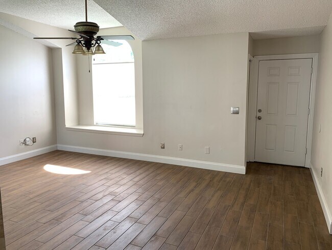Foto del edificio - 3 Bedroom Remodeled Home in Surrey Ridge