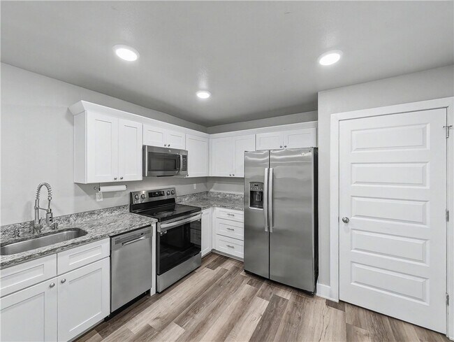 Building Photo - 24 Hampstead Ln
