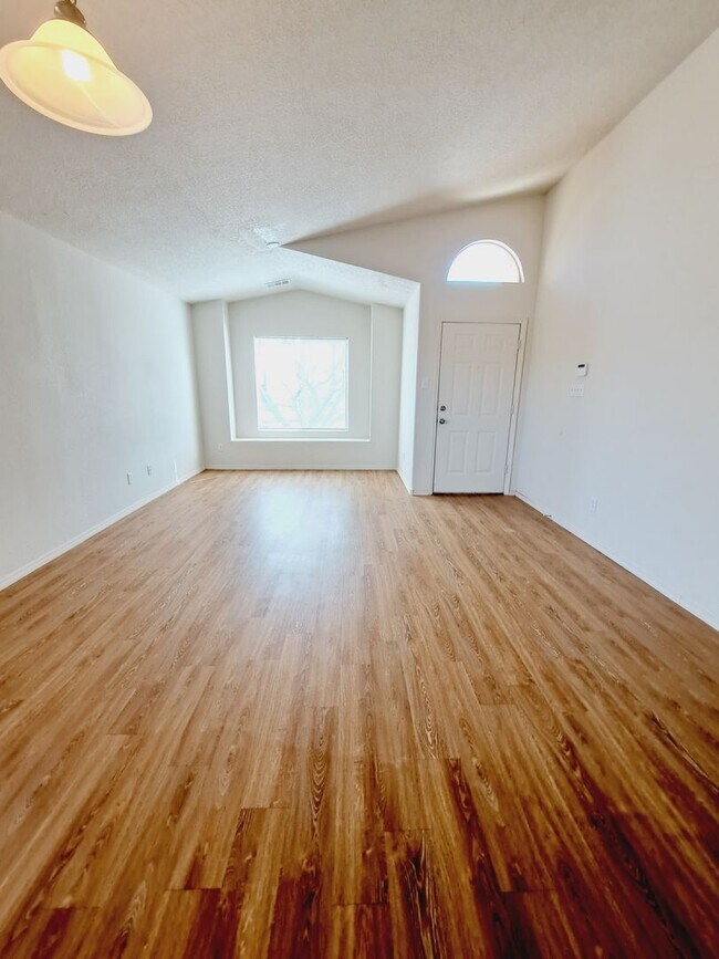 Foto del edificio - 4 bed 2 bath 3 car garage!