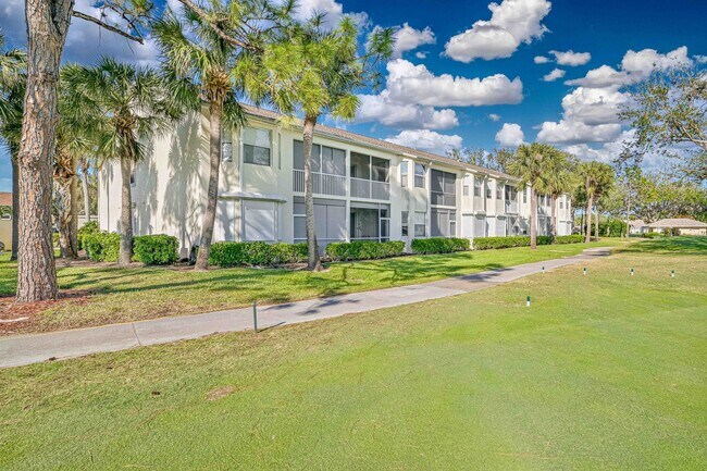 Foto del edificio - **2 Bed/2Bath Condo in Country Creek - Lak...