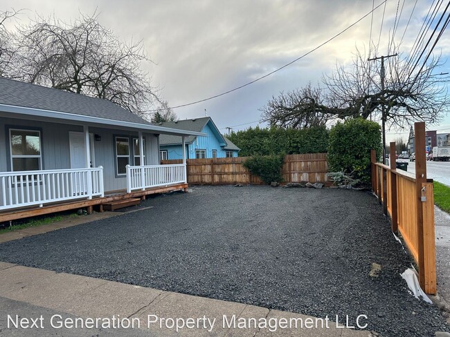 Building Photo - 5 br, 3 bath House - 1231 Main St.