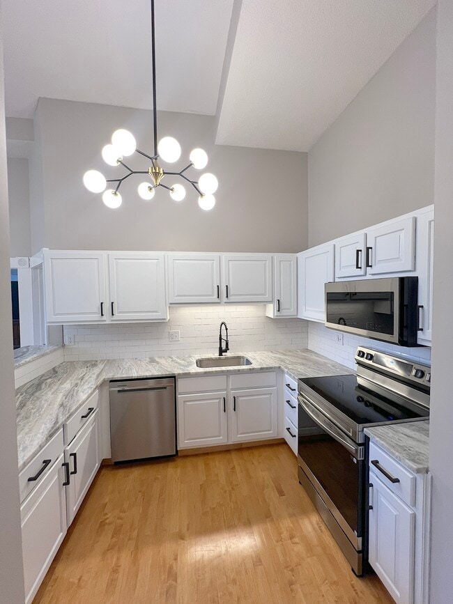 Building Photo - 27 Hillside Pl