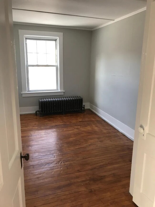 Apt5 bedroom - 9 River St