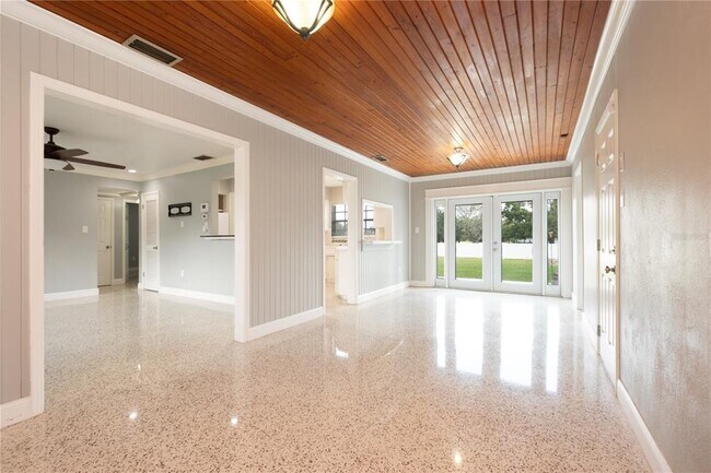 Building Photo - 10235 N Fleetwood Dr
