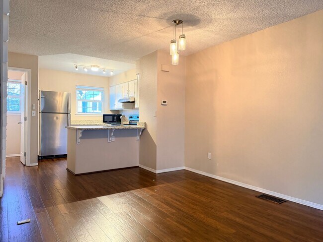 Foto del edificio - Updated Townhome in Centennial