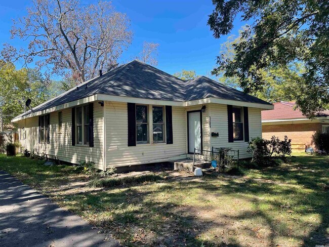 Building Photo - 3204 S Linden St