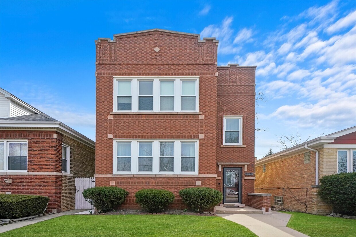 5729 N Mulligan Ave, Chicago, IL 60646 House Rental in Chicago, IL