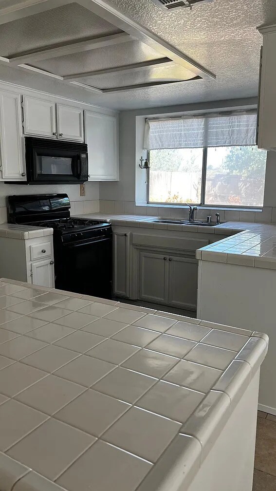 Foto del edificio - 4 bed 2.5 bath house. built 1989