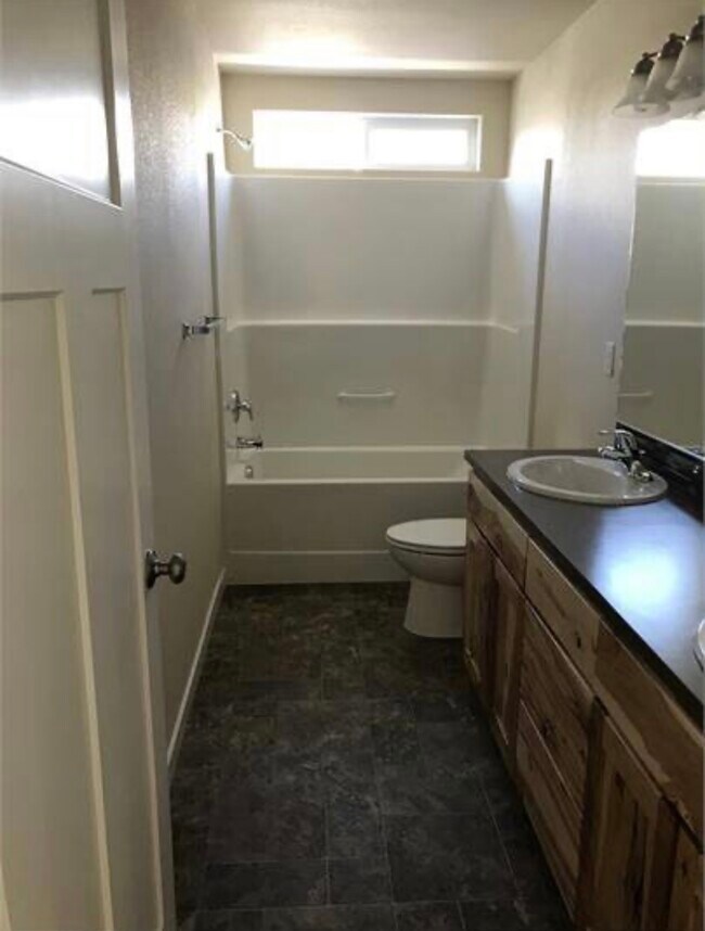 Building Photo - 1122 Hourglass Ln