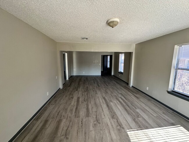 Building Photo - Remodeled 3 bed 1 bath in Central OKC