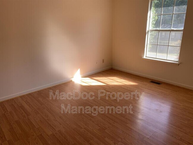 Building Photo - 10900 Crestwood Dr