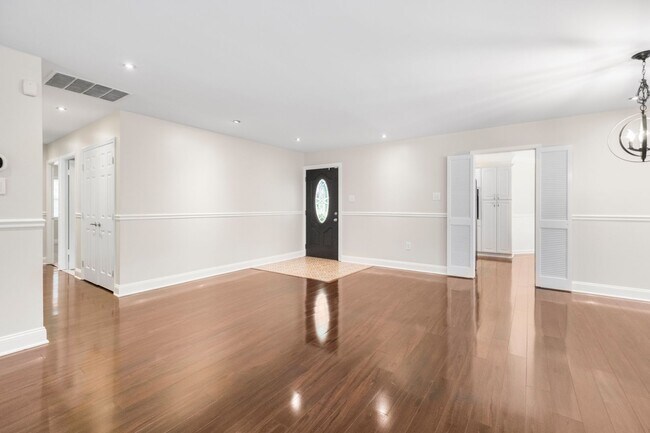 Foto del edificio - Beautiful 4 BR/2 BA Single-Family Home in ...