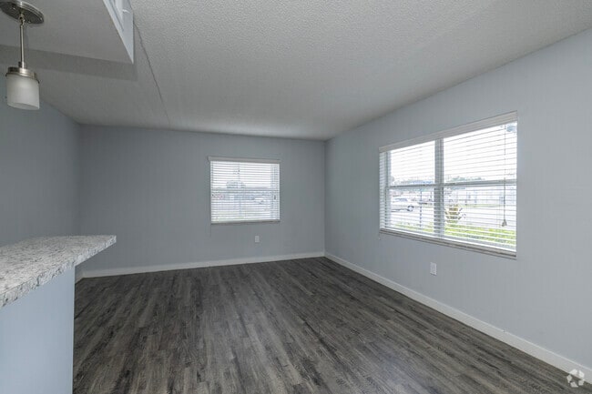 1BR, 1BA - 586SF - Entrance - Azure East Owner LLC