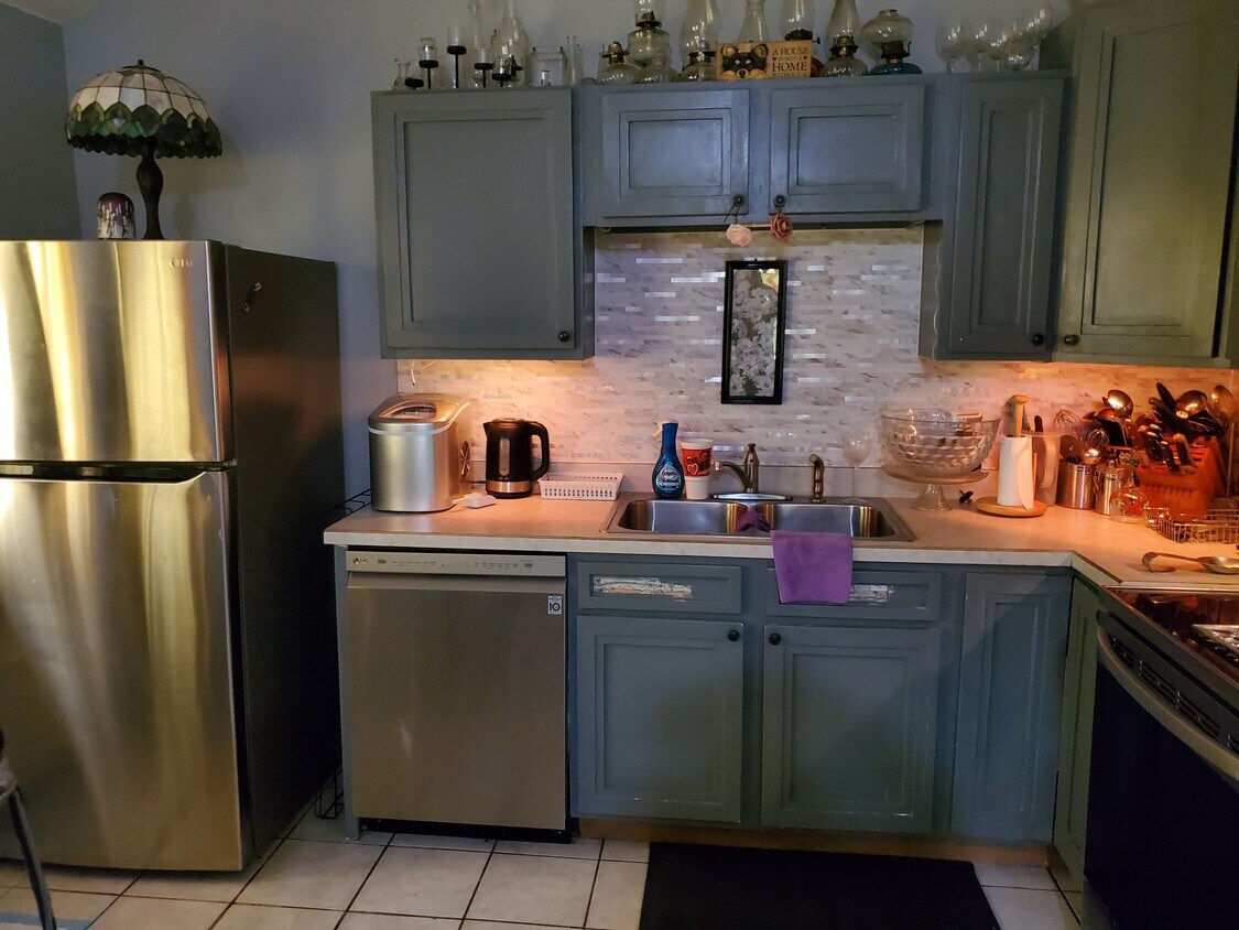 Kitchen - 204 Parkway North Dr