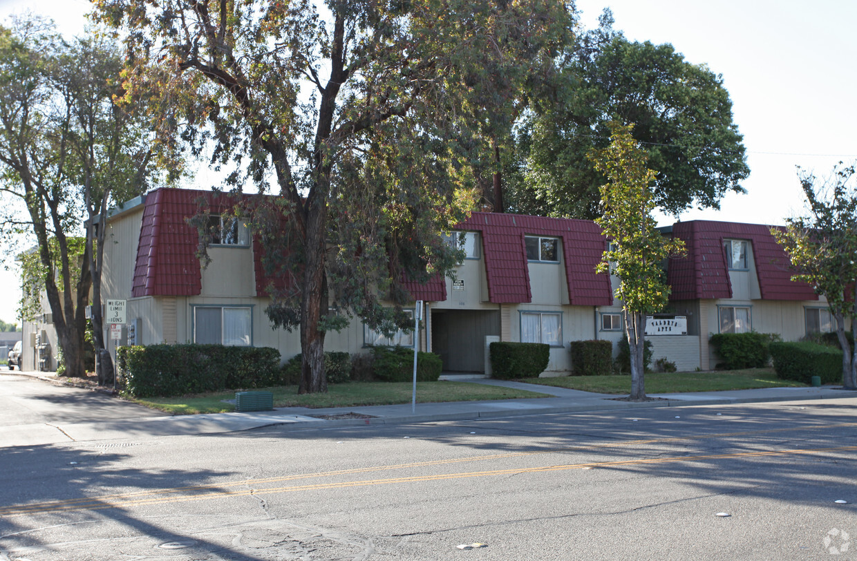 Primary Photo - Lincoln Plaza Apartments