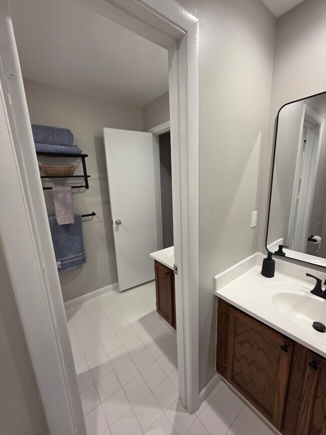 Foto del edificio - 8001 Greenspring Way