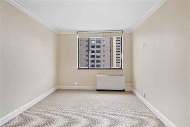 Building Photo - 700 E 8th St