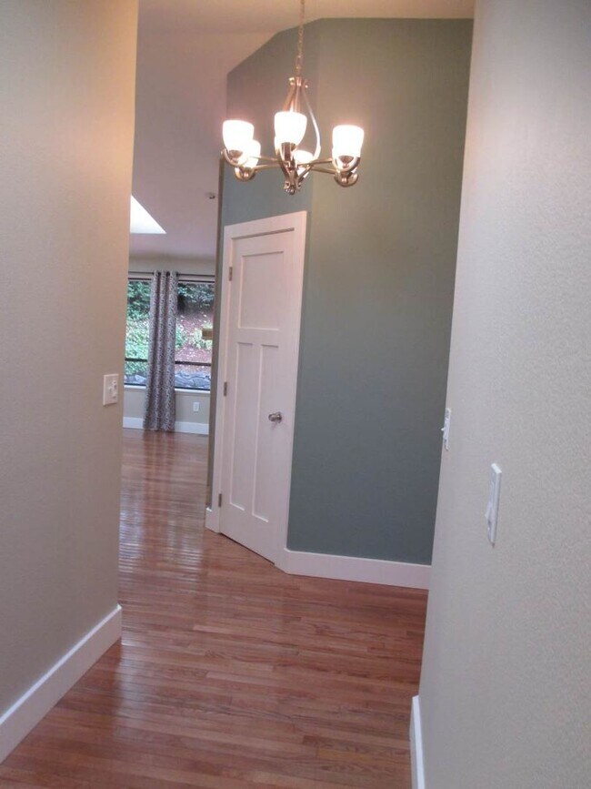 Foto del edificio - Beautiful 3 Bedroom Rambler located in Her...