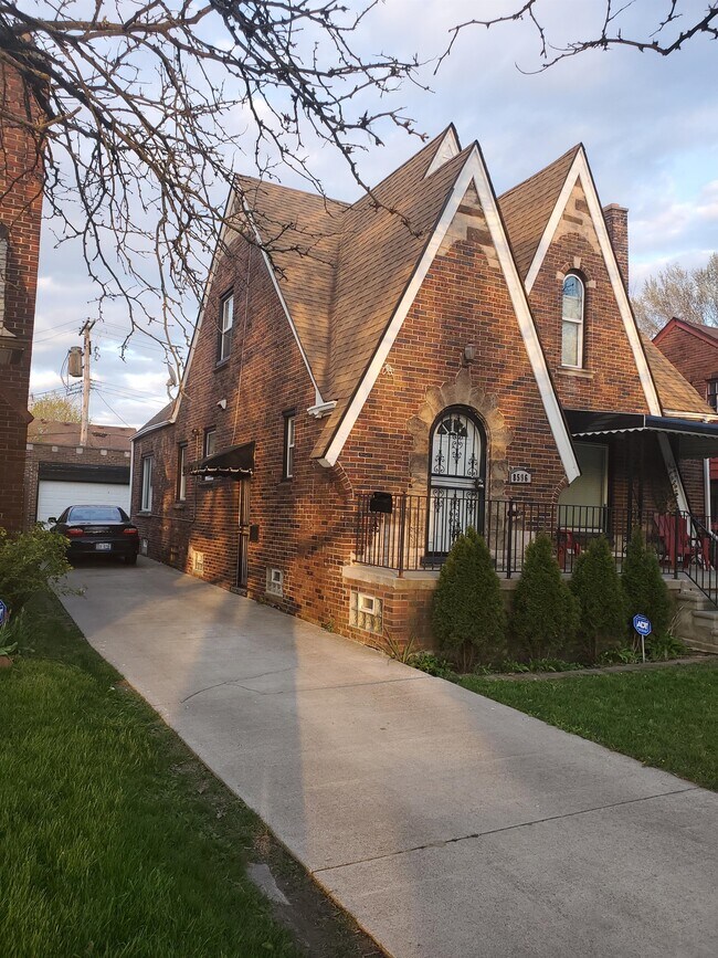 Building Photo - 8596 Pinehurst St